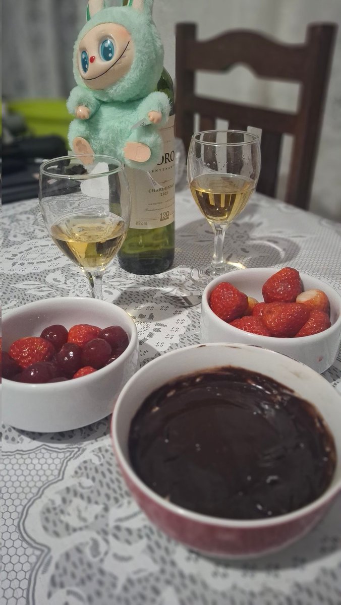 babyeolliee's tweet image. chef lauri hoje fez mignon ao molho gorgonzola e ganache com morango e cereja hehe