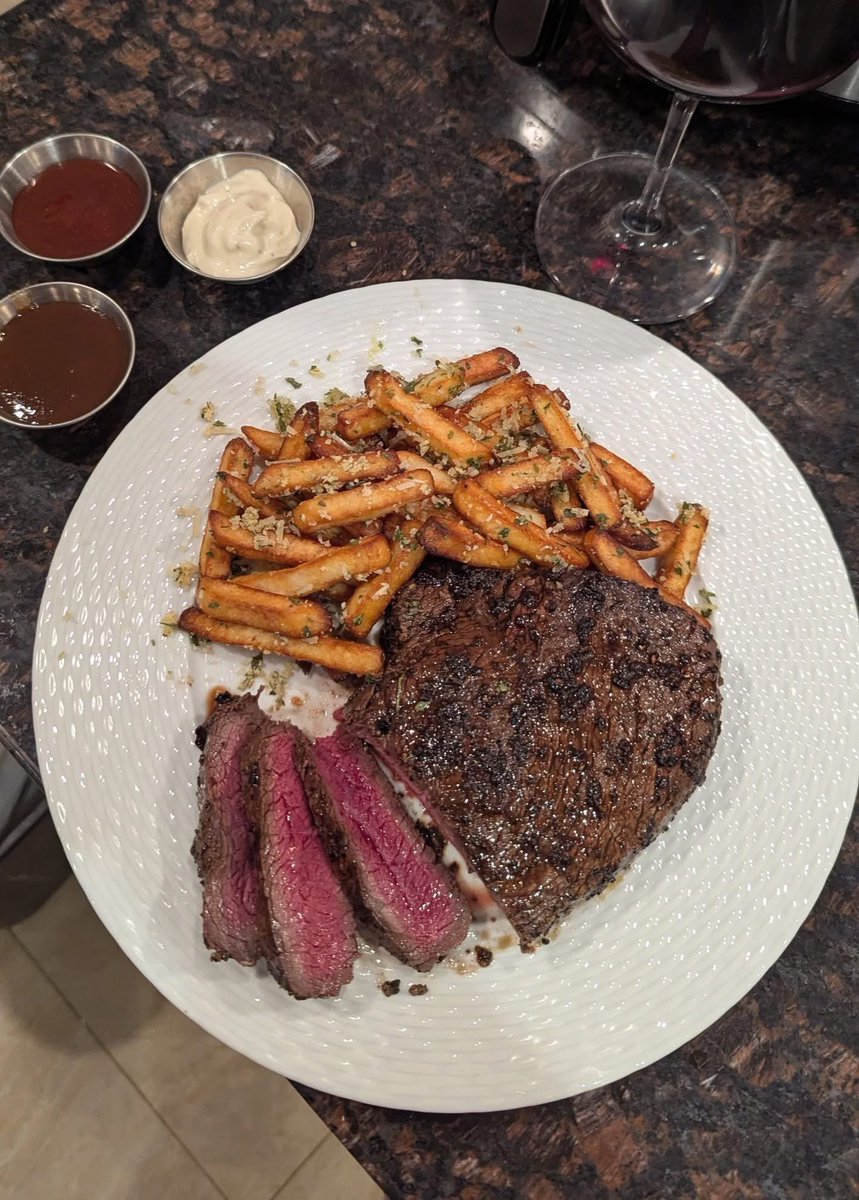 nofucksmagee's tweet image. I could live off steak n fries
