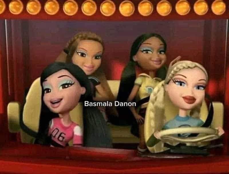 انا ف العربيه يوم فرحي وانا واخده معايا صحابي عشان ميزعلوش وسايبه العريس