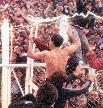 Dos preguntas sobre el 28 de Julio de 1990 a ver quien recuerda:

A qué jugador de Lanús le anuló un gol el árbitro Abel Gnecco? (todavía no sabemos el motivo)

Quién era el encargado de ejecutar el quinto penal? (la serie la definió Villagrán en el cuarto)