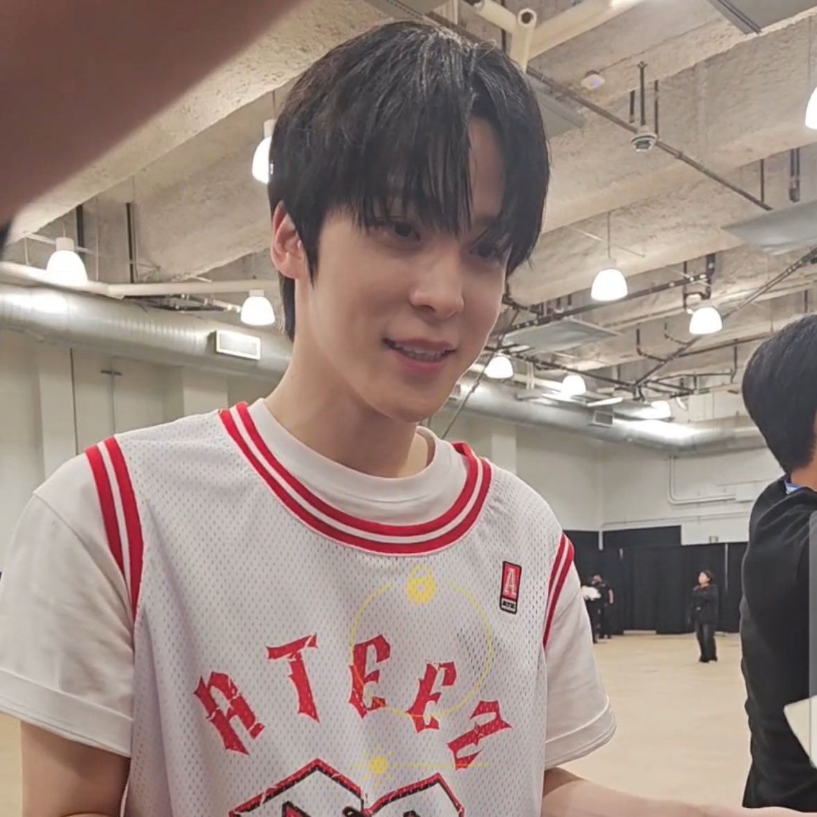 doyu_u's tweet image. going thru my bestie's sendoff pov and i want to cry at hohong looking at me ๐ญ๐ญ๐๐
