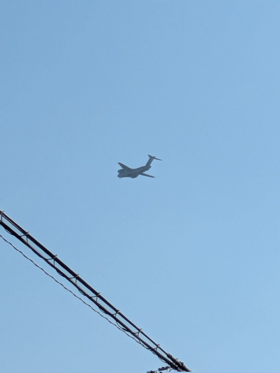 おはー☀
いつもより低い高度
着陸態勢
航空自衛隊輸送機
かな?
今日最高気温３８℃
