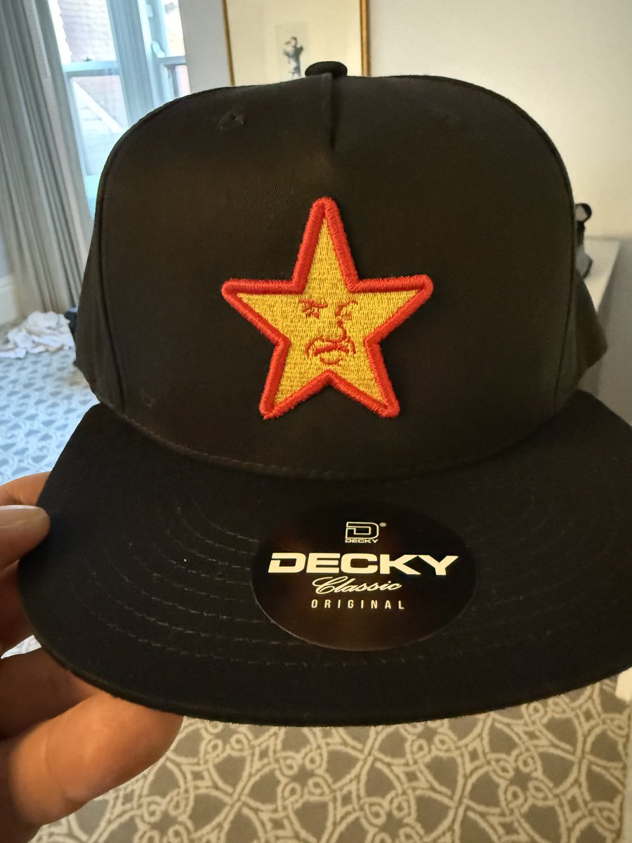 MattMaiellaro's tweet image. Eric Bauza, Alex Pardee, Carl’s Jr Hat. I could make a show out of these ingredients.