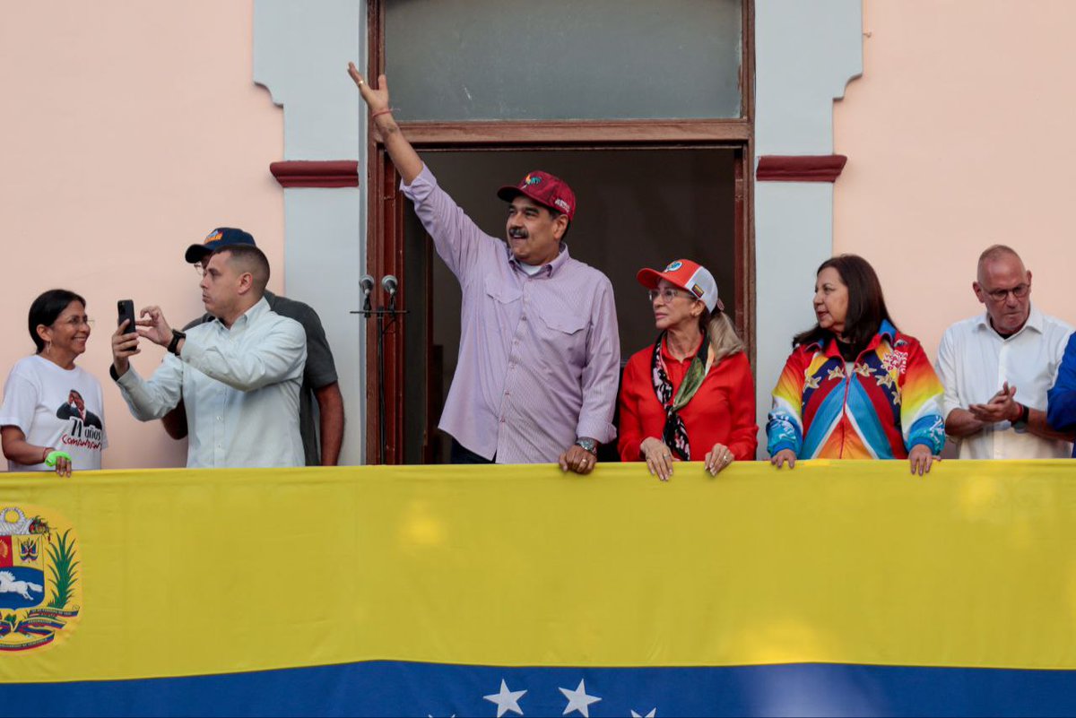 Presidente Nicolás Maduro Moros:

Somos hombres y mujeres de oración , de Dios, de reflexión y consciencia.