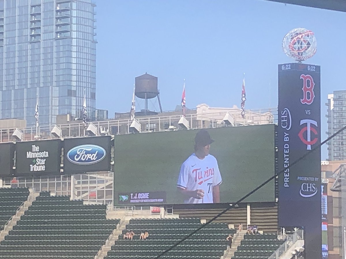 mojohill22's tweet image. Former @UNDmhockey player T.J. Oshie threw one of the first pitches at the Twins game tonight.