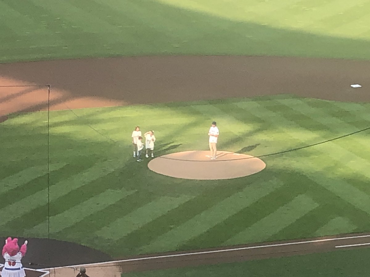mojohill22's tweet image. Former @UNDmhockey player T.J. Oshie threw one of the first pitches at the Twins game tonight.