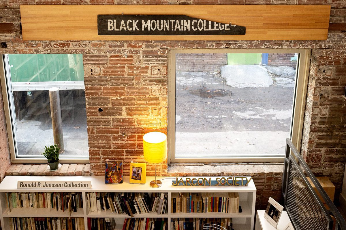 『ブラックマウンテンカレッジへ行って、考えた』の著者・永原康史さん（<a href="/yasuhiton/">Yasuhito Nagahara</a> ）による「TOWN TALK」。第3話は、BMCが設立した1933年から今までに世界各地で花ひらいたzineなど「紙メディアの文脈」を踏まえつつ.....
popeyemagazine.jp/post-256400/