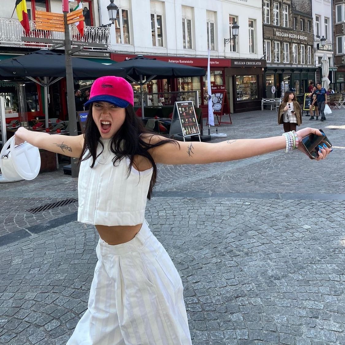 dualipacentral_'s tweet image. Se você tivesse como opção um único lugar para viajar com a Dua Lipa, para onde você iria?