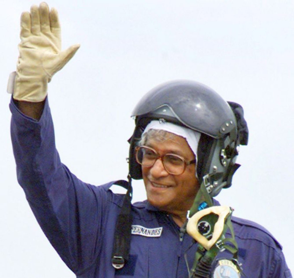 Then Defence Minister during Kargil War. Sri George Fernandes. A Konkani. A big salute to his soul.
Socialist to the core, he had no security at his house. Had removed the iron gates to his house and welcomed everyone with warmth. #KargilWar