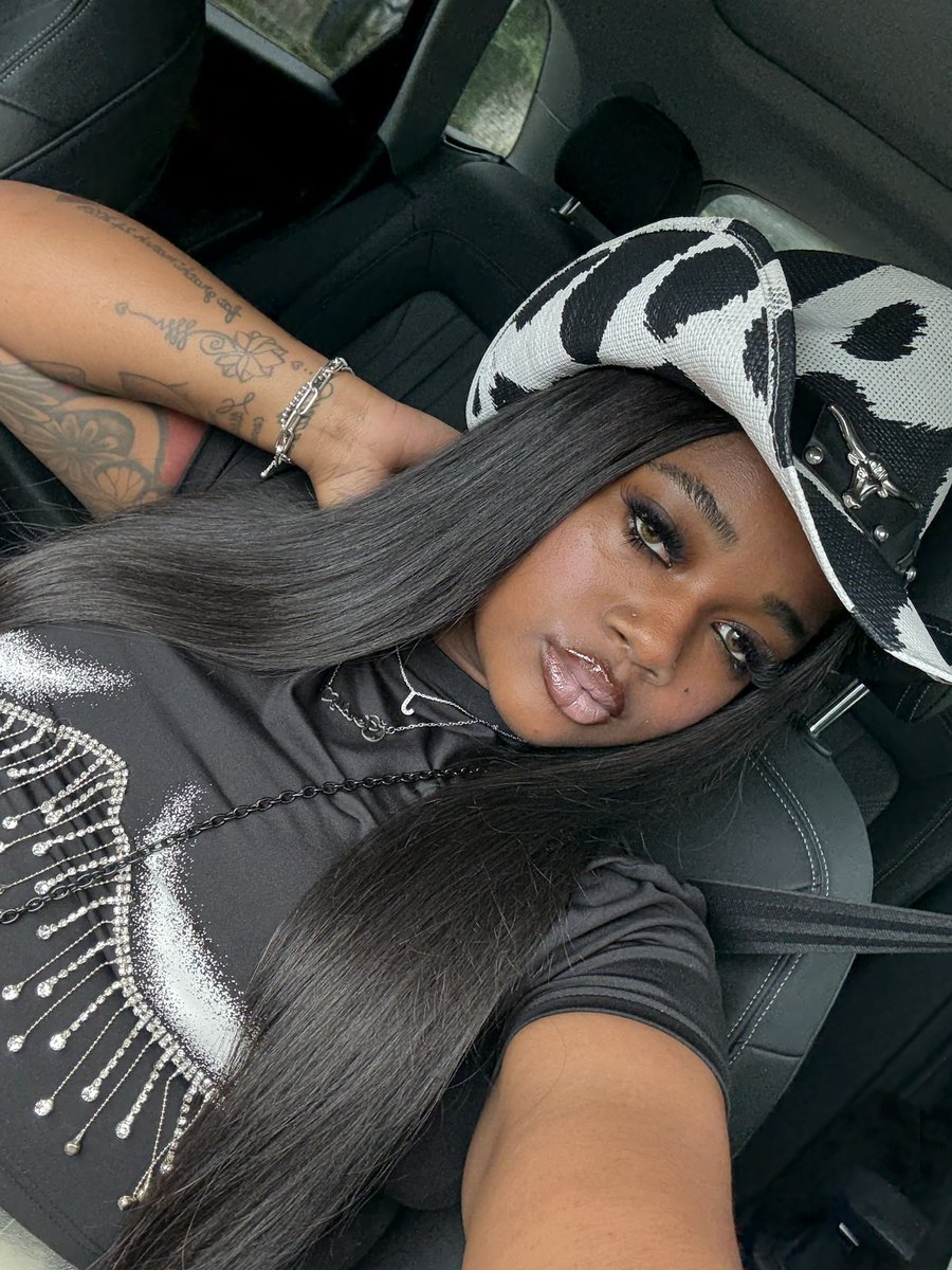 MsjordyyyB's tweet image. save a horse ride a cowboy😉