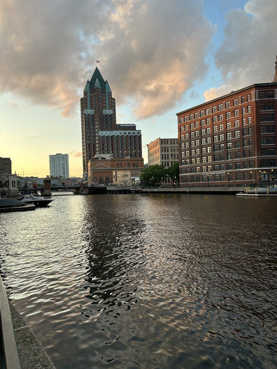 OfficialEbenQ's tweet image. Finally arrived in Milwaukee for @ASPB #PlantBio2025. Kicked off with Plenary talks. Ending the evening in a cool style