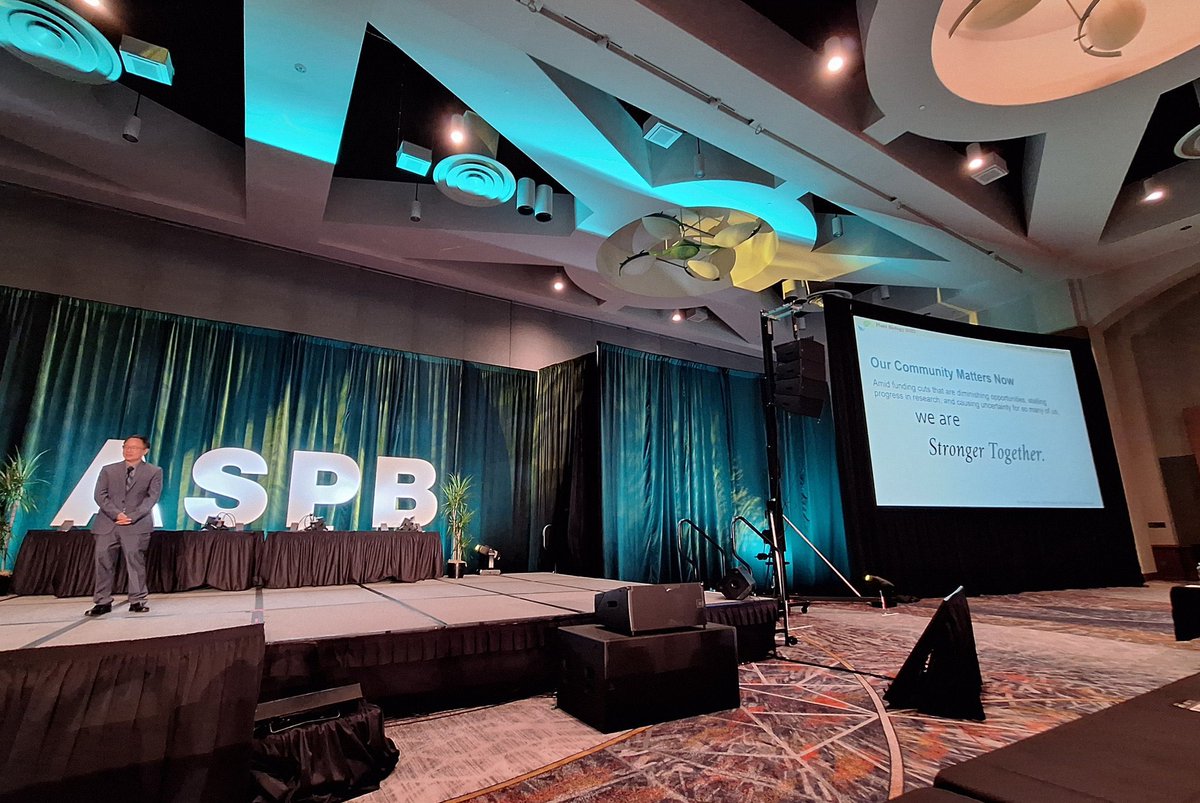 OfficialEbenQ's tweet image. Finally arrived in Milwaukee for @ASPB #PlantBio2025. Kicked off with Plenary talks. Ending the evening in a cool style
