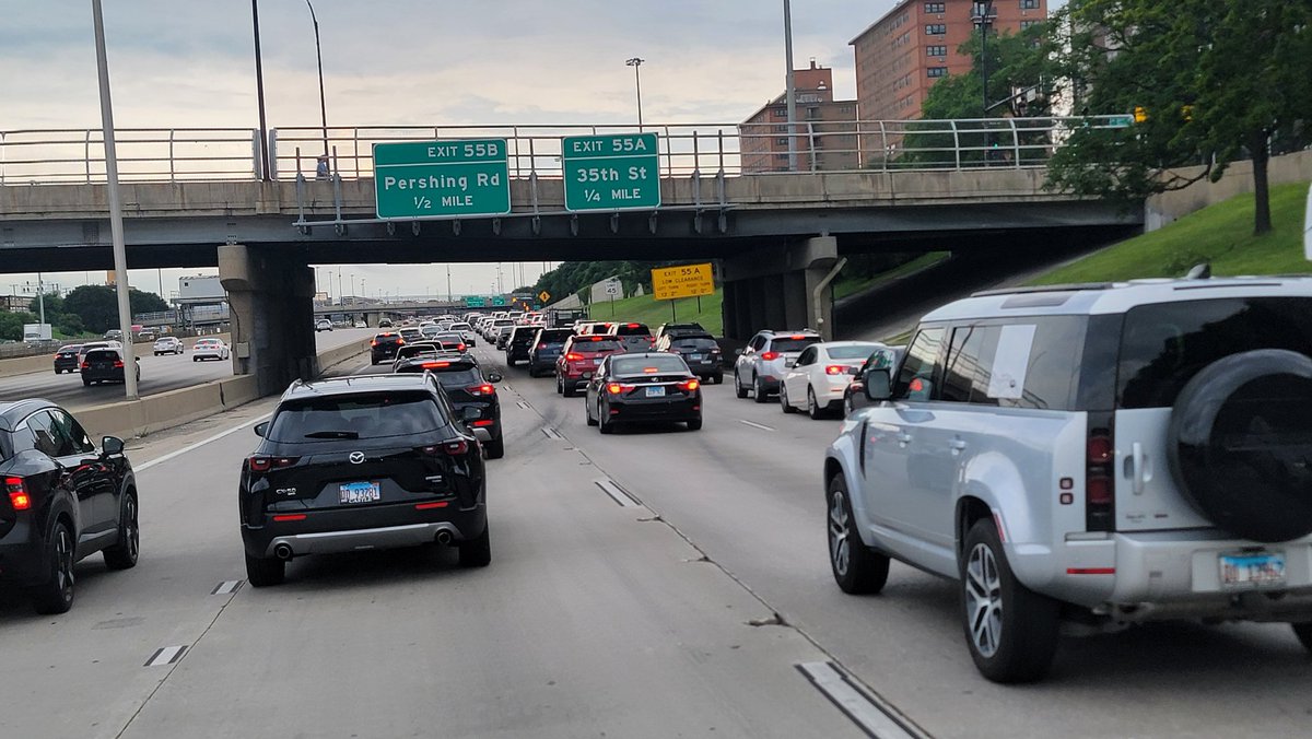VincentDJohnson's tweet image. Let me just say, living on the other side of the Dan Ryan from Comiskey Park, I'm not used to hitting traffic on game days. This sucks. I didn't know how good I had it with the Soxs being horrible for so long.