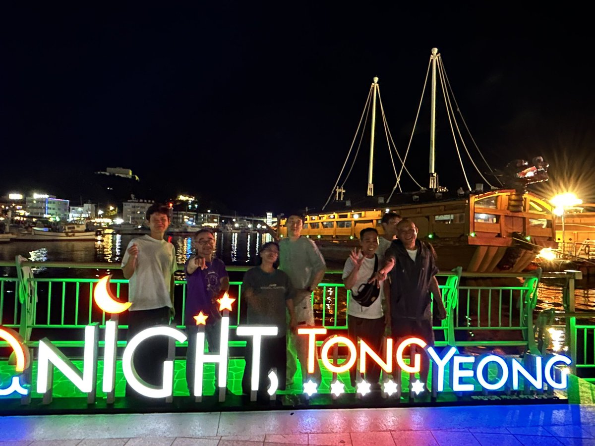 먼 길 달려와 하룻밤을 함께한 동지들. 다른 세상을 꿈꾸는 사람들. 지친 어깨 마주하고 웃을 수 있는 동지들.