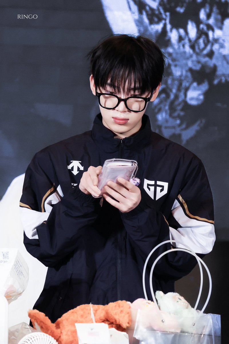ftalsunoo's tweet image. oh my pretty pretty boy