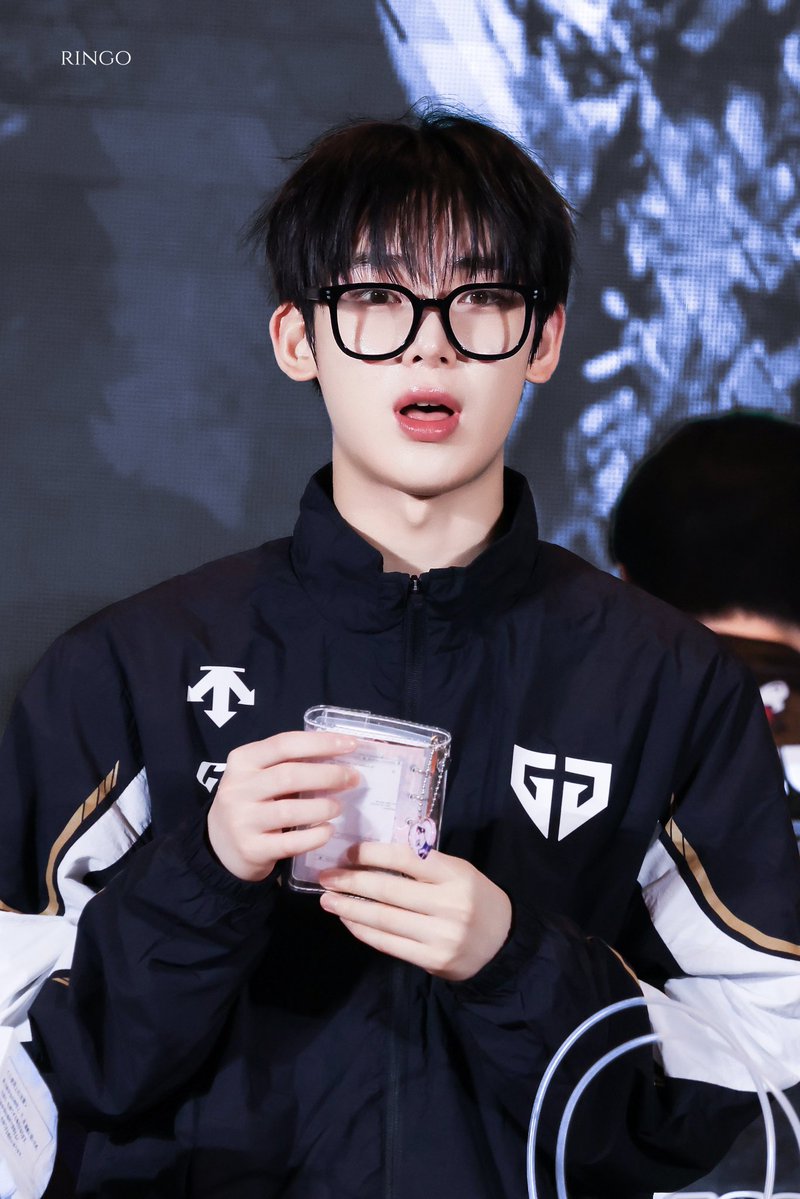 ftalsunoo's tweet image. oh my pretty pretty boy