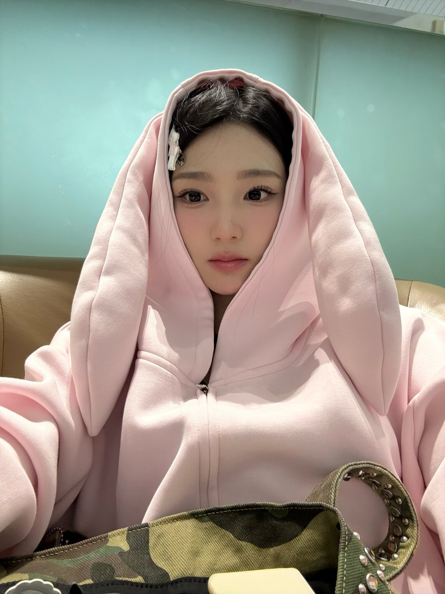 brickswave's tweet image. she&apos;s so cute, i want to put xinyu in my pocket