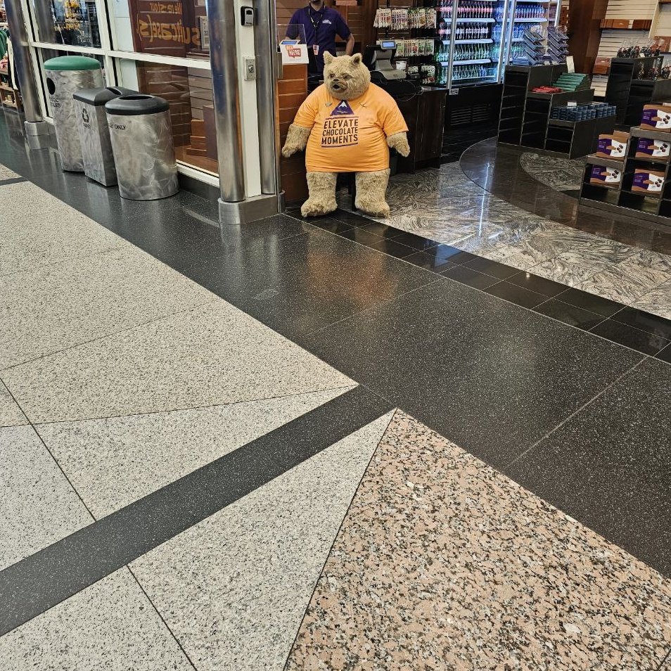 2170cell's tweet image. Come see me at Denver Airport