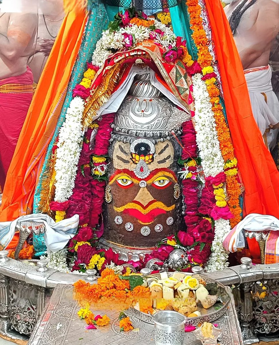 Shankarparmar99's tweet image. जिंदगी दो दिन की है,
एक दिन आप के हक़ में,
एक दिन आप के खिलाफ,
जिस दिन हक़ में हो
गुरूर मत करना,
जिस दिन खिलाफ हो,
थोड़ा सा सब्र जरूर करना।
जय श्री श्याम ,जय सालासर बालाजी 🙏🏻
जय श्री महाकाल ,जय श्री गणेश 🙏🏻
जय सूर्य देव भगवान…