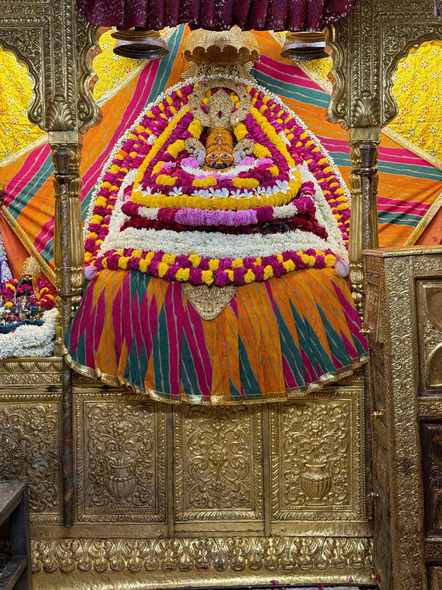 Shankarparmar99's tweet image. जिंदगी दो दिन की है,
एक दिन आप के हक़ में,
एक दिन आप के खिलाफ,
जिस दिन हक़ में हो
गुरूर मत करना,
जिस दिन खिलाफ हो,
थोड़ा सा सब्र जरूर करना।
जय श्री श्याम ,जय सालासर बालाजी 🙏🏻
जय श्री महाकाल ,जय श्री गणेश 🙏🏻
जय सूर्य देव भगवान…