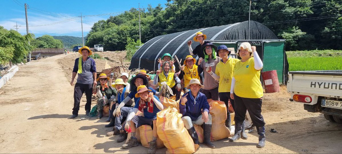 nasaram2017's tweet image. 어제 특별재난지역으로 선포된 충남 서산시 운산면으로 충남도당과 함께 수해복구 지원 다녀왔습니다. 중앙당 부대표와 사무총장도.
침수된 비닐하우스 오이와 고추 작물 제거, 하천변에 쌓인 비닐과 쓰레기 제거. 폭염 시 노동을 알기 위해 제일 더운 2~3시30분도 야외에서 체험… 땀으로 범벅…