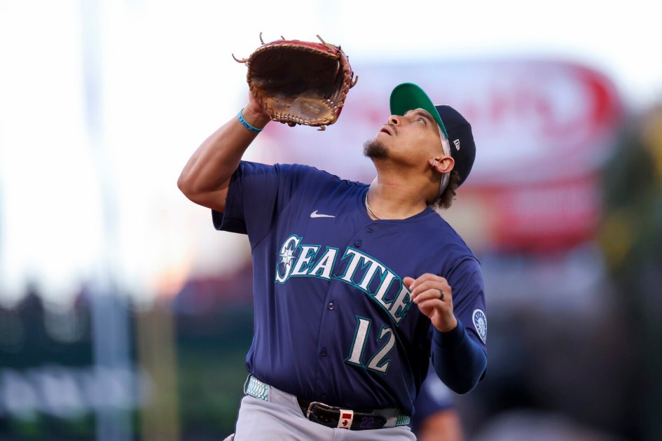 Josh Naylor joins the Mariners and embraces "pressure as a privilege" as Seattle looks to add his batting power and experience to their playoff push!   apnews.com/article/marine…