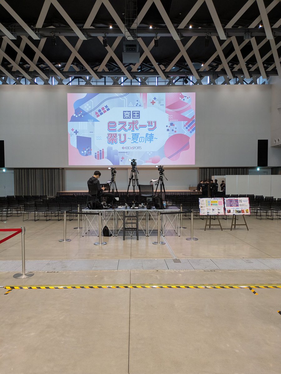 zunzuntantan's tweet photo. とっても広い会場！！ステージから見て右奥に雀魂ブースがあります。あと5分ほどで開場！お待ちしております！！！ https://t.co/cpqj83B9jV