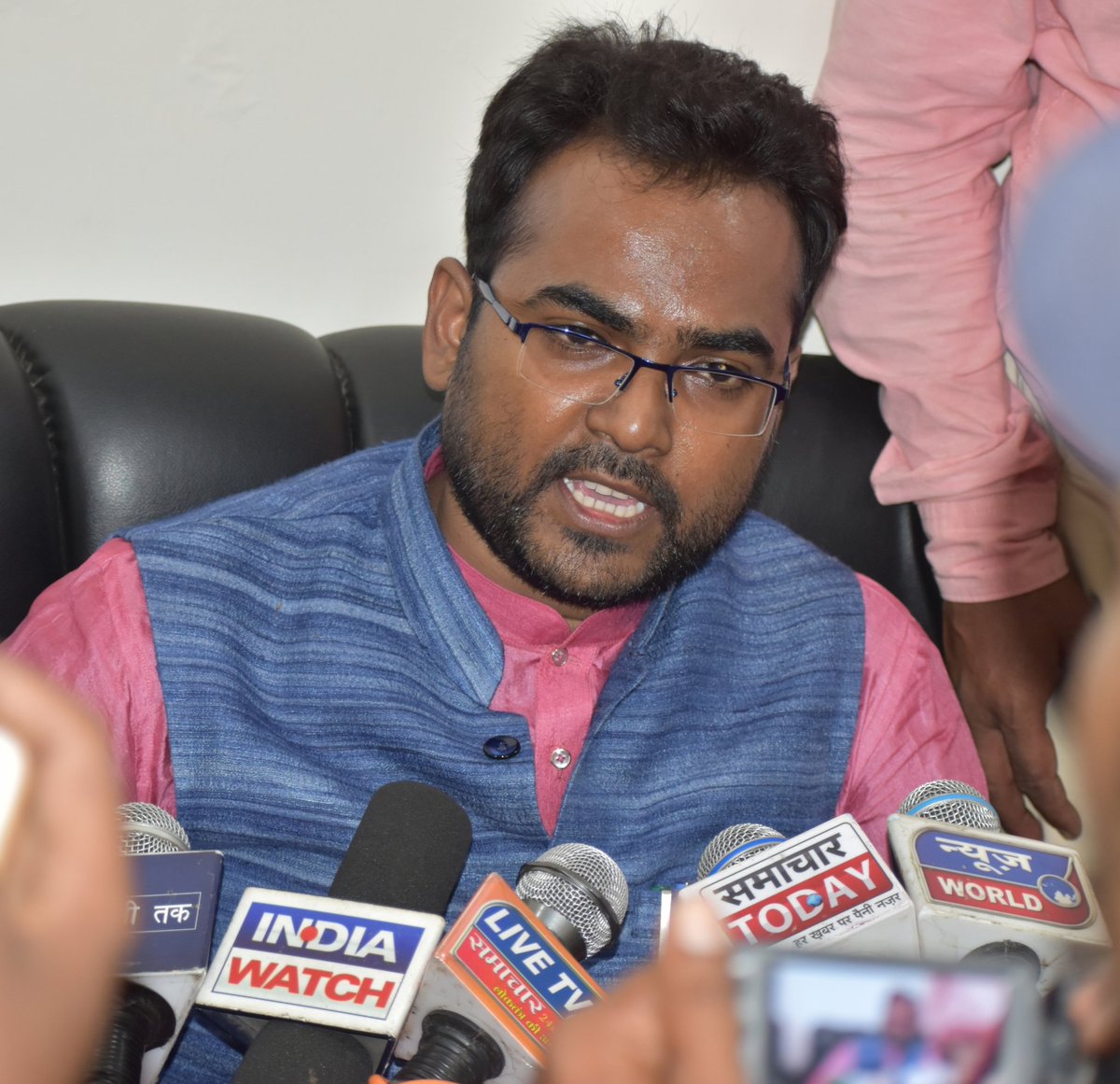 brajeshkmpraja's tweet image. जय भीम
काफी समय बाद मेरा X अकाउंट दोबारा मुझे प्राप्त हुआ।
इस पूरे समय में आप सभी का जो समर्थन और साथ मिला, उसके लिए आभार एवं धन्यवाद देता हूँ.

खासकर देव प्रजापति जी व टेक्निकल टीम को,
जिनके प्रयासों से यह संभव हो सका, बहुत-बहुत आभार एवं धन्यवाद।

🙏🙏🙏