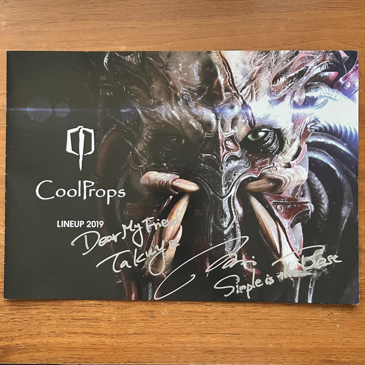 mass_machine's tweet photo. 先日サインを頂いたカタログは、2019年にCoolprops社から発売されたAkiさんによるオリジナル作品、“影狼プレデター(KAGERO-PREDATOR) LIFE-SIZE BUST”のカタログです∴ https://t.co/NkU4Wqchub