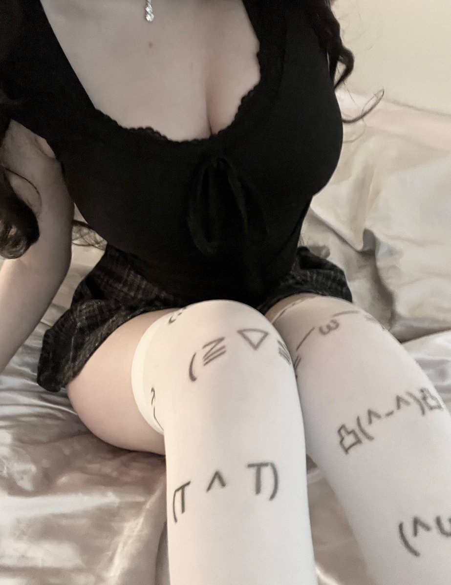 pwiests's tweet image. kaomoji thigh highs (@_@)