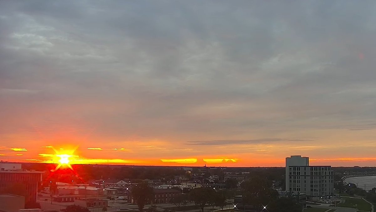 akim_eckert's tweet photo. "Red sky at night, sailor's delight..."
#PortHuron #Michigan #Sarnia #Ontario #Canada #StClairRiver #Sunsets #SunsetThoughts #GoldenSunset #GreatLakes #LakeHuron #BlueWaterBridge #wildearth https://t.co/y3PogsnYgF