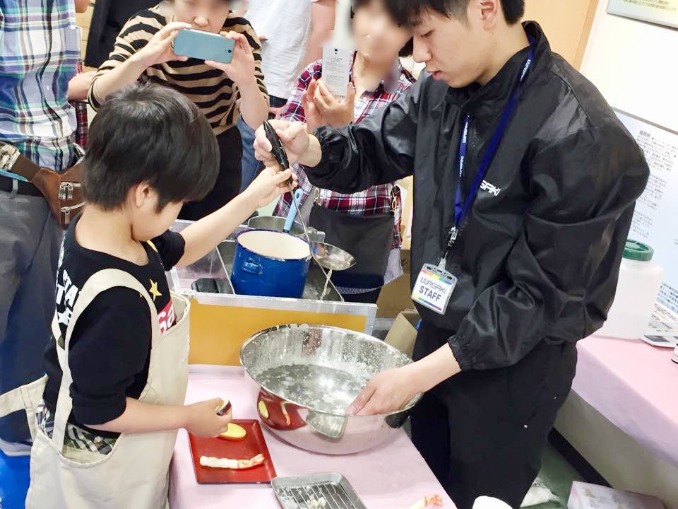NagasakiScience's tweet image. おはようございます☀
#長崎市科学館 は本日も17:00までOPEN🍡
🔴「#食を科学する 」好評開催中💗
いよいよ明日28(月)までとなります📸
🔴昨日に引き続き「#食品サンプル作り 」開催🦐
🔵1Fで「#夏休み電気教室 」⚡
🔵#科学教室 「植物を観察しよう」🌱
⚠️サンプル作り、夏休み電気教室は満席です