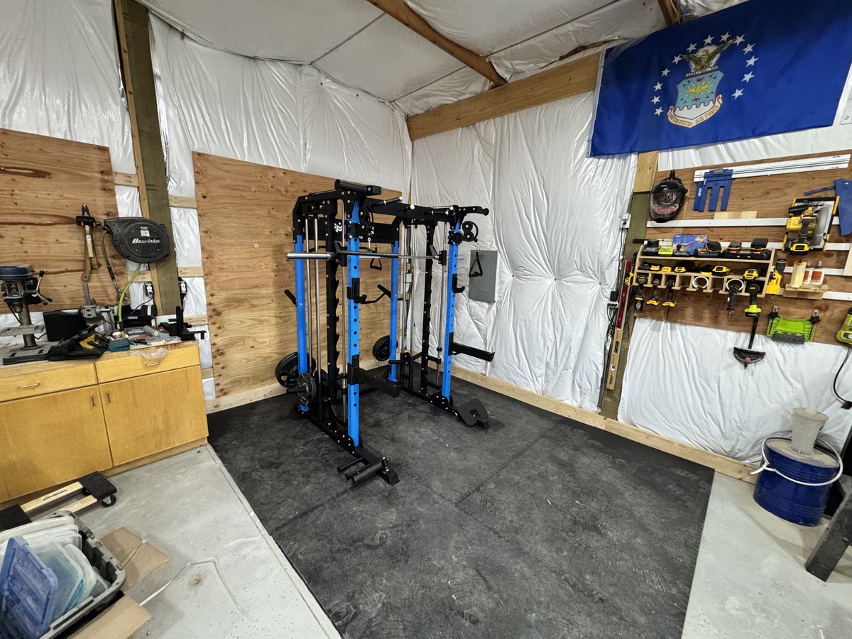 Pecker2002's tweet image. Before and after. Carving out a corner of my workshop to lift heavier. Loving the Major Fitness B52.