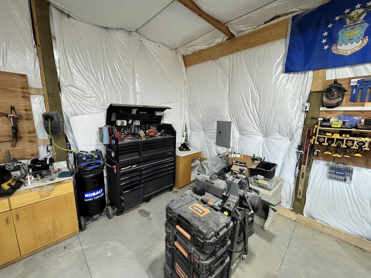 Pecker2002's tweet image. Before and after. Carving out a corner of my workshop to lift heavier. Loving the Major Fitness B52.