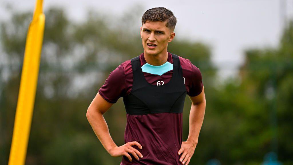 ZaanTalksFooty's tweet image. West Ham number 32… Freddie Potts. What an impressive cameo, so so moved.
He played as the DM, constantly scanning the pitch, constant awareness of his teammates and always creating passing lanes for his centre backs.
The progressive passing was TOP, he can carry and pass.…