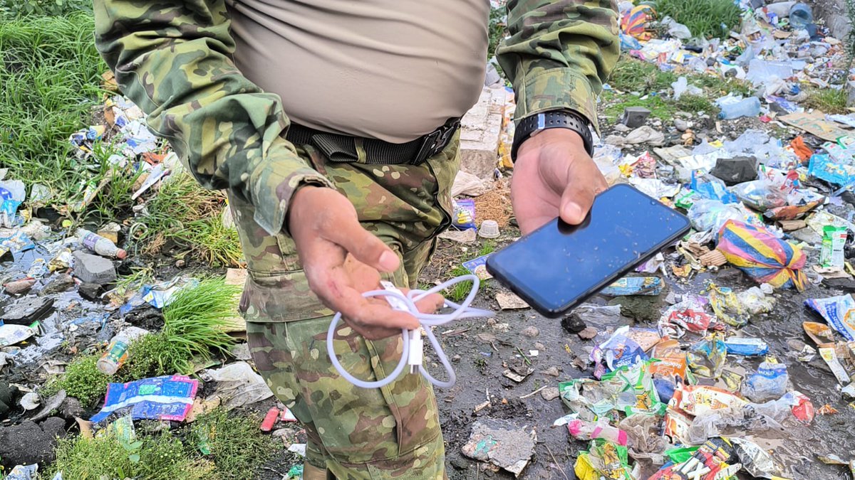 FFAAECUADOR's tweet image. Celulares y artículos prohibidos fueron decomisados en el CPL Cotopaxi N.° 1

#Latacunga | Durante operaciones de control de armas, municiones y explosivos en el Centro de Privación de Libertad Cotopaxi N.° 1, las Fuerzas Armadas del Ecuador a través del Bloque de Seguridad,…