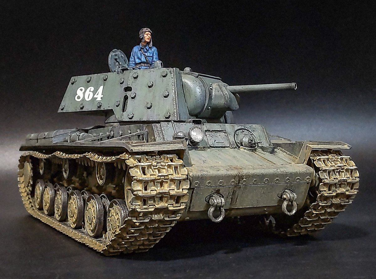 RanRanRan01110's tweet image. 完成写真、第2弾。
F32砲身はアベール、キューポラはPA、メッシュ類はボイジャーから。
塗装は紫立ち上げからの緑掛け。車体は金属塊を表現するため半ツヤとし、ツヤの少ない埃や土汚れとの素材感の対比で遊んでみた。戦車エース、コロバノフ戦車長の車輌番号864はマスキング。フィギュアはアルパイン