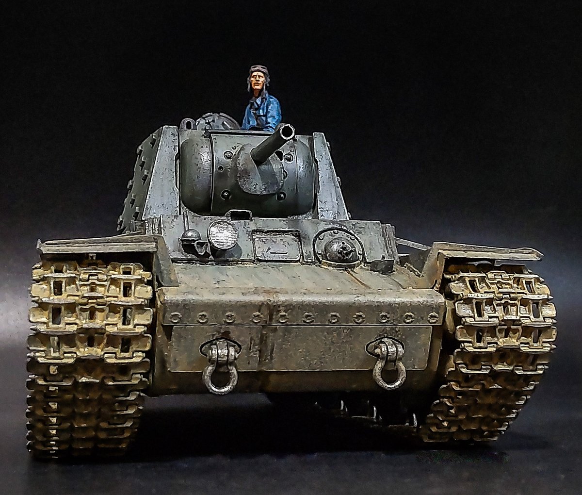 RanRanRan01110's tweet image. 完成写真、第2弾。
F32砲身はアベール、キューポラはPA、メッシュ類はボイジャーから。
塗装は紫立ち上げからの緑掛け。車体は金属塊を表現するため半ツヤとし、ツヤの少ない埃や土汚れとの素材感の対比で遊んでみた。戦車エース、コロバノフ戦車長の車輌番号864はマスキング。フィギュアはアルパイン