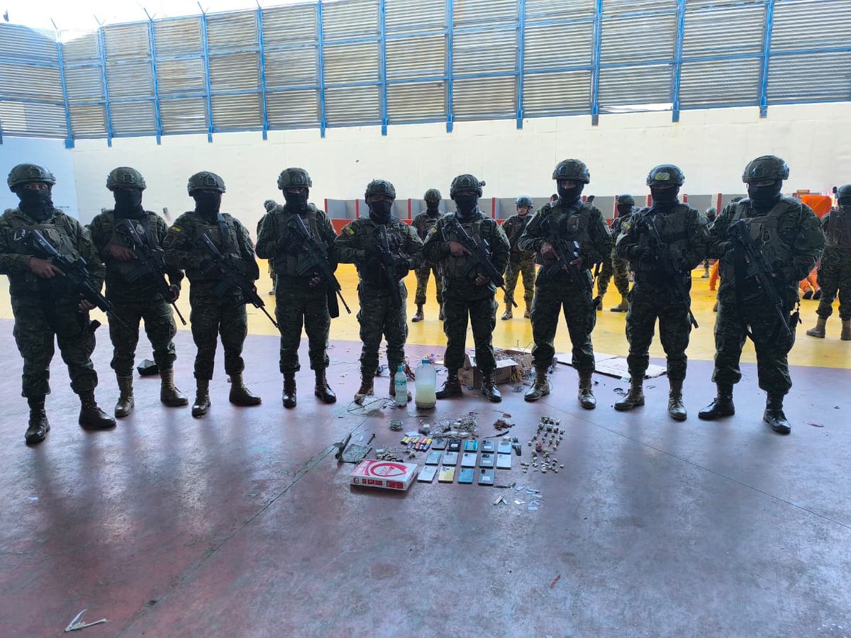 FFAAECUADOR's tweet image. Celulares y artículos prohibidos fueron decomisados en el CPL Cotopaxi N.° 1

#Latacunga | Durante operaciones de control de armas, municiones y explosivos en el Centro de Privación de Libertad Cotopaxi N.° 1, las Fuerzas Armadas del Ecuador a través del Bloque de Seguridad,…