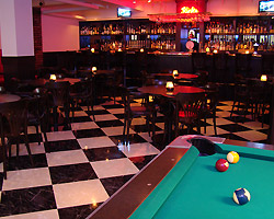BotHakase's tweet image. プールバー【pool bar】ビリヤードの設備のあるバー。特に6個のポケットのある玉突き台を置き、プールゲームのできるバー。