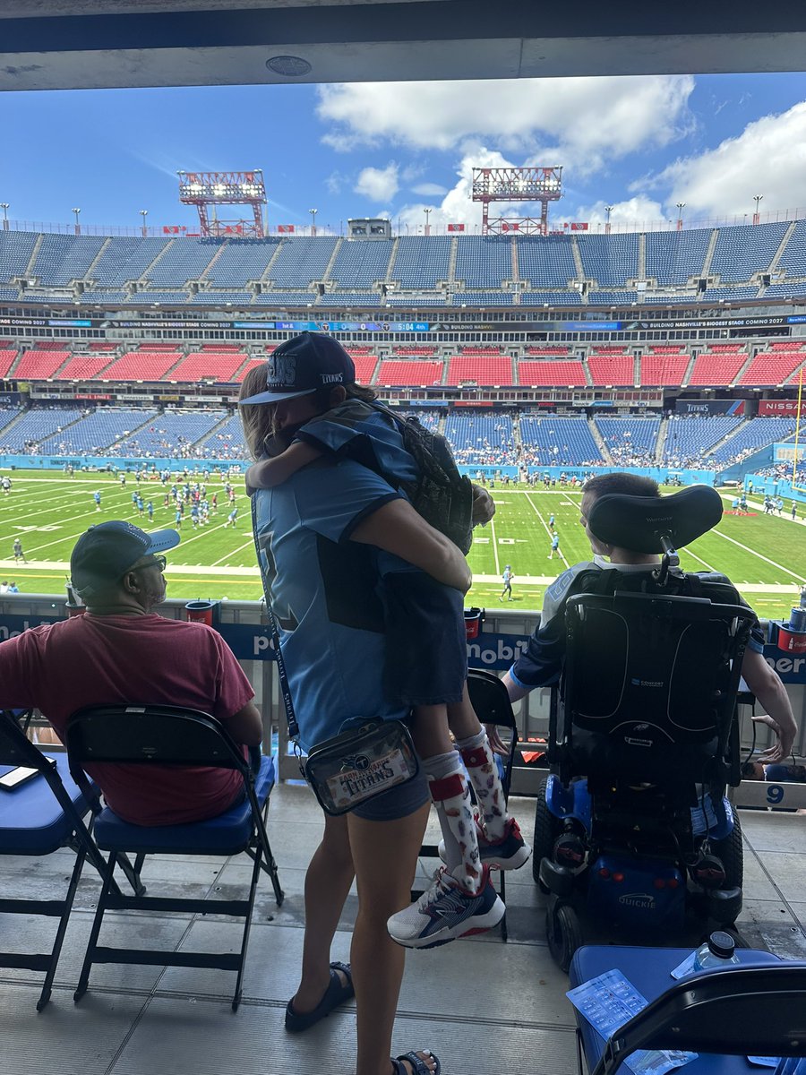 ashbinks2588's tweet image. Good to see @BryceBeAtBoX and of course @haybay42 at Titans practice today.
