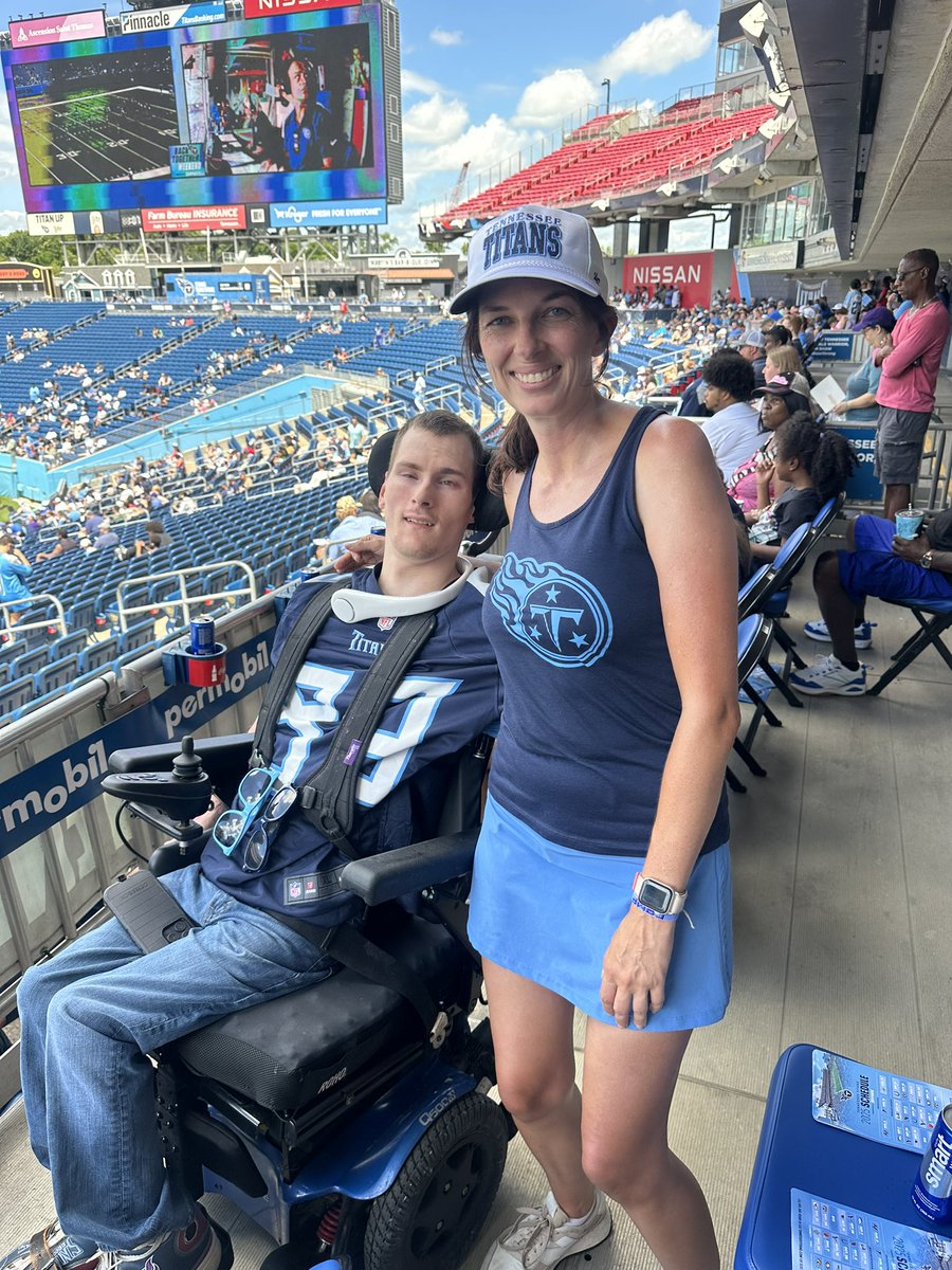 ashbinks2588's tweet image. Good to see @BryceBeAtBoX and of course @haybay42 at Titans practice today.