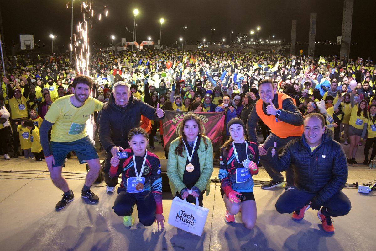 DPRMagallanes's tweet image. 🏃♀️🏃♂️ ✨ La 9ª Corrida Nocturna Familiar fue un éxito total, reuniendo a 8 mil personas que iluminaron las calles junto al Estrecho de Magallanes. 🙌🌟
Gracias por hacer de esta jornada un verdadero hito regional.
¡Nos vemos en la próxima! 👋 @MindepDoce @indchileoficial