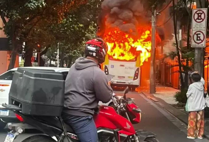 _Direct_News's tweet image. Cette semaine :
Encore un bus électrique en feu !...
Effectivement, très sécuritaires et écologiques les véhicules électriques ! (ironique)
🇧🇷 Brésil : un bus subit une panne électrique et prend feu à Leblon, Rio de Janeiro, ce jeudi 24 juillet.
#ecologie #Brasil #ecologia…