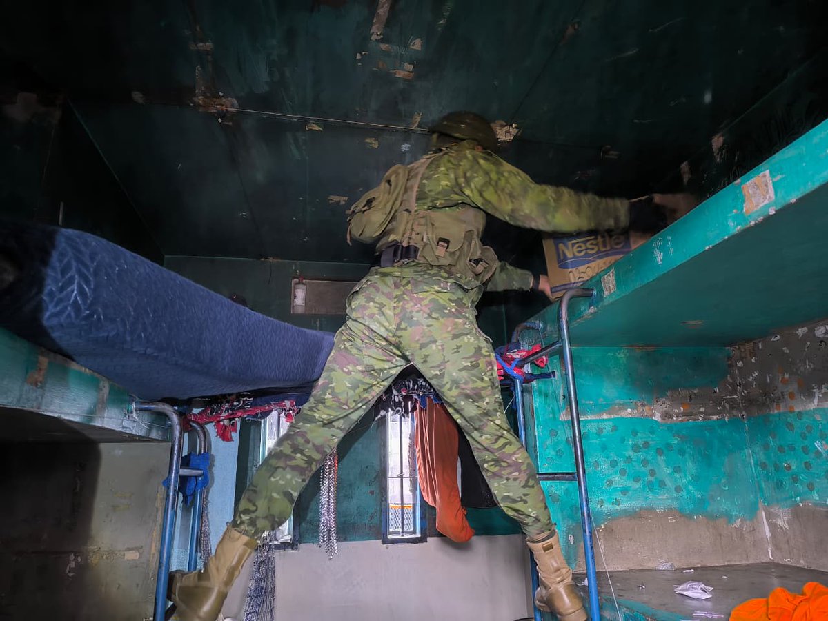 FFAAECUADOR's tweet image. Celulares y artículos prohibidos fueron decomisados en el CPL Cotopaxi N.° 1

#Latacunga | Durante operaciones de control de armas, municiones y explosivos en el Centro de Privación de Libertad Cotopaxi N.° 1, las Fuerzas Armadas del Ecuador a través del Bloque de Seguridad,…