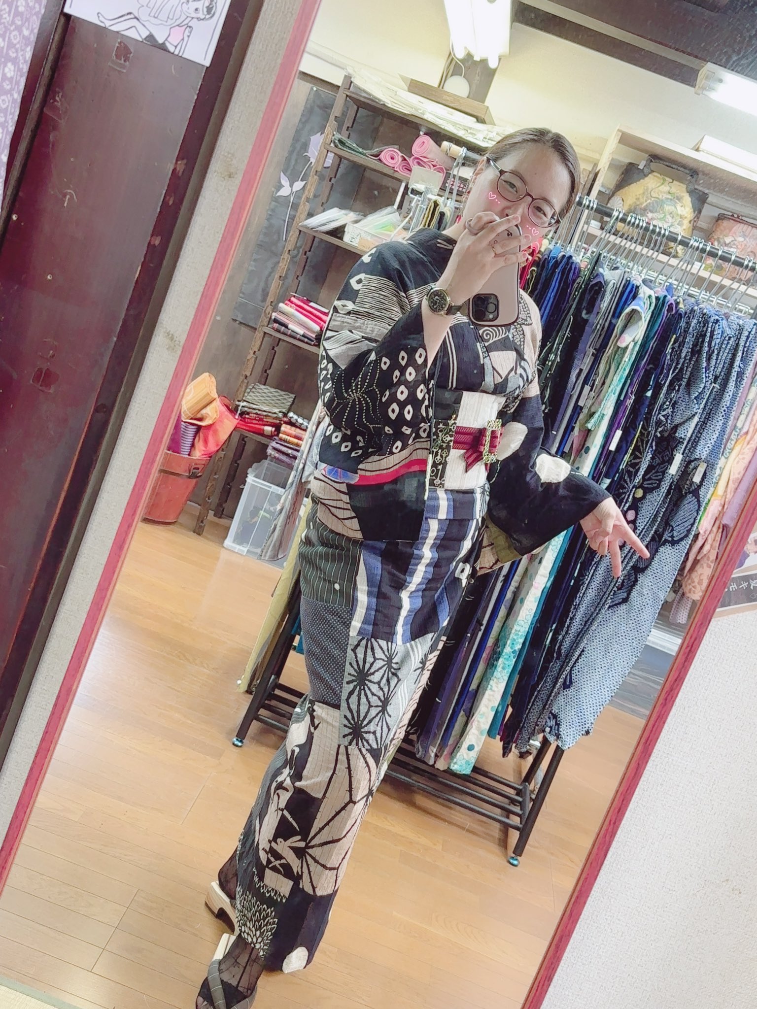 花と鳥の装飾が美しいタンス〔4/25以降の発送となります〕 赤色の花と鳥の装飾タンス 希少 中国 チェスト 箪笥 花鳥 骨董