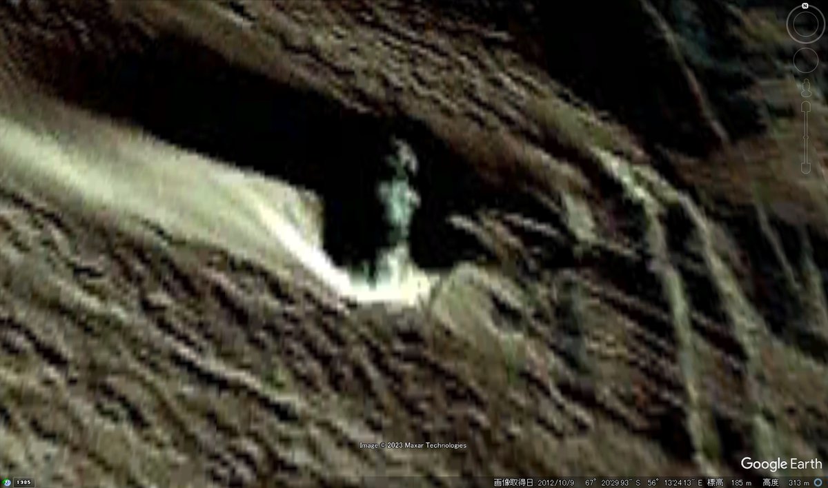 THESF3's tweet image. 【超常画像解禁(471)】
Google Earth Proというもので南極大陸を見ていたら、氷の隙間に鎮座するブロンズ像風の高さ30m程の真っすぐした物体を発見した! 偶然その形に見える自然の産物としては不自然過ぎる。かつて繁栄していた都市の芸術文化の残骸だろうか?