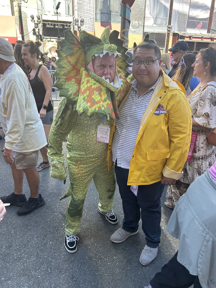 Sickle_Claw's tweet image. Saw another cool awesome Jurassic cosplay today at comic con!