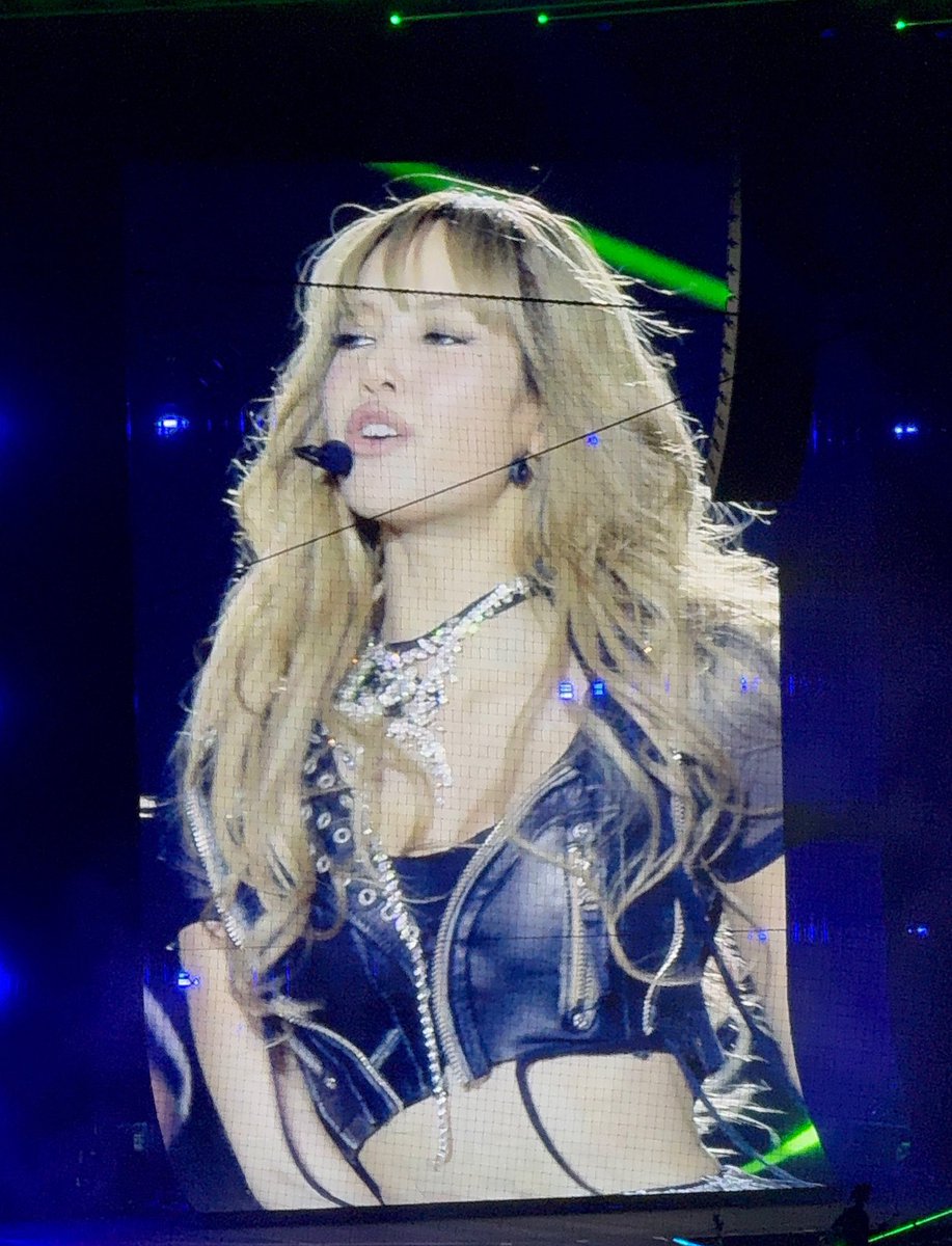 archive_lisas's tweet image. her hair today is everything 

#DEADLINEinNEWYORK_LISA