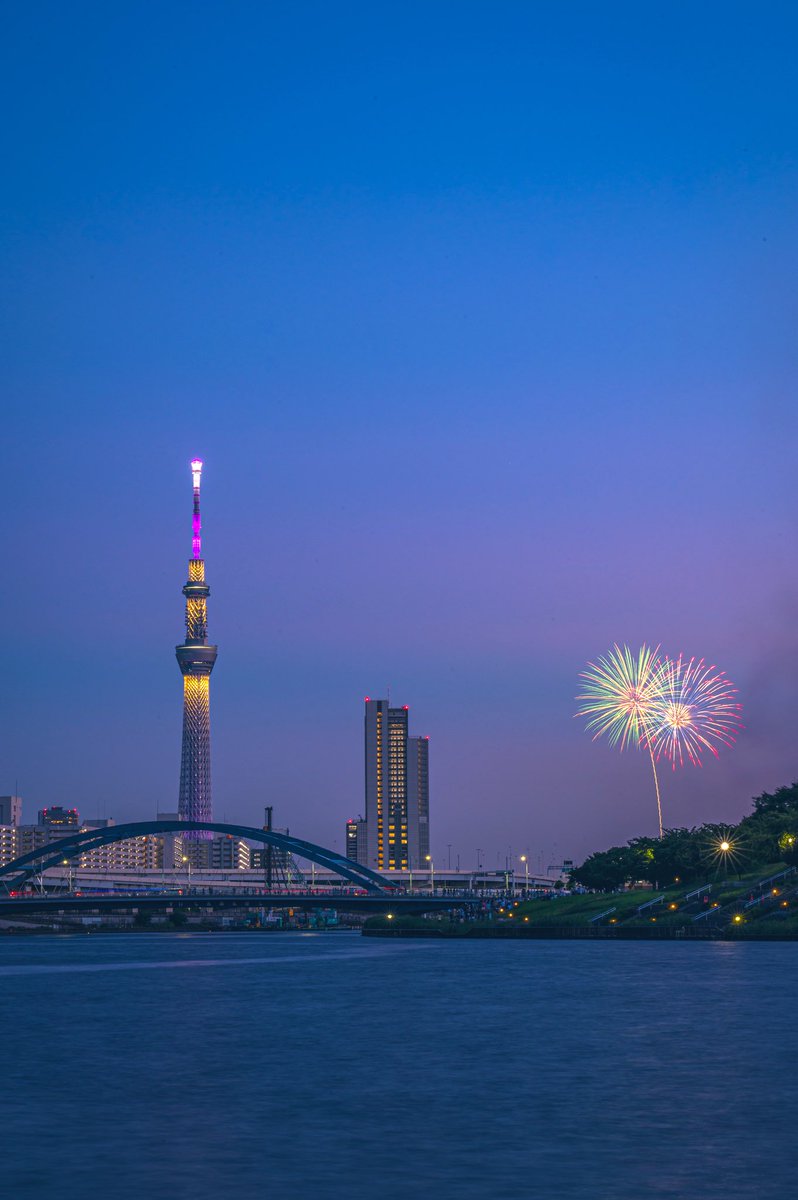 knight_amg's tweet image. 黄昏時の隅田川花火大会🎆